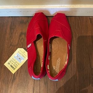 Toms NWT red